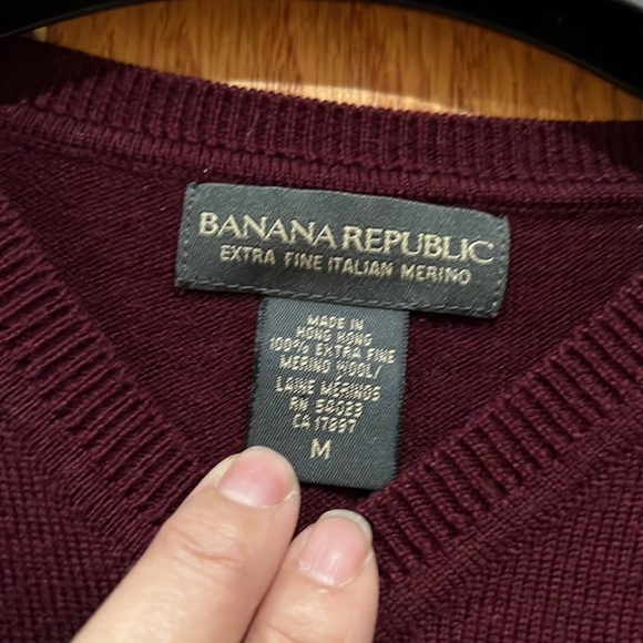 Banana Republic extra fine merino wool  V-neck sweater, size medium, Burgundy - Picture 2 of 2